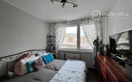 FURČA - DVORKINOVA 3 IZBOVÝ BYT PO REKONŠTRUKCII 69 M2,  PLASTOVÉ OKNÁ, ROLDOR, LODŽIA.