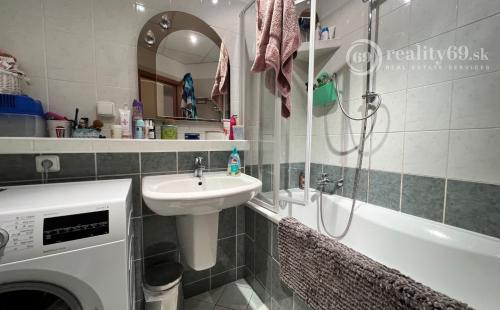 FURČA - DVORKINOVA 3 IZBOVÝ BYT PO REKONŠTRUKCII 69 M2,  PLASTOVÉ OKNÁ, ROLDOR, LODŽIA.