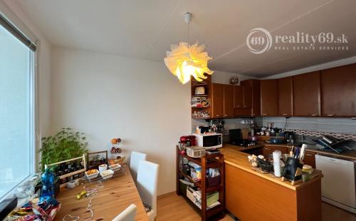 FURČA - DVORKINOVA 3 IZBOVÝ BYT PO REKONŠTRUKCII 69 M2,  PLASTOVÉ OKNÁ, ROLDOR, LODŽIA.