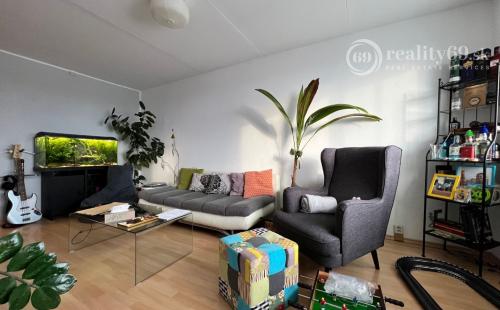 FURČA - DVORKINOVA 3 IZBOVÝ BYT PO REKONŠTRUKCII 69 M2,  PLASTOVÉ OKNÁ, ROLDOR, LODŽIA.