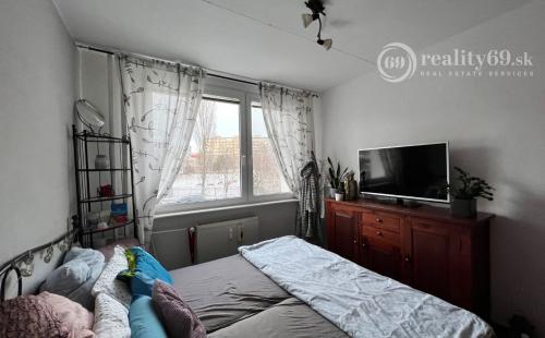 FURČA - DVORKINOVA 3 IZBOVÝ BYT PO REKONŠTRUKCII 69 M2,  PLASTOVÉ OKNÁ, ROLDOR, LODŽIA.