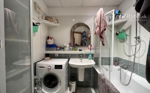 FURČA - DVORKINOVA 3 IZBOVÝ BYT PO REKONŠTRUKCII 69 M2,  PLASTOVÉ OKNÁ, ROLDOR, LODŽIA.