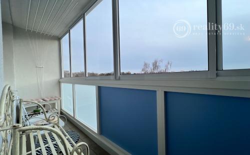 FURČA - DVORKINOVA 3 IZBOVÝ BYT PO REKONŠTRUKCII 69 M2,  PLASTOVÉ OKNÁ, ROLDOR, LODŽIA.