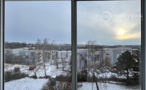 FURČA - DVORKINOVA 3 IZBOVÝ BYT PO REKONŠTRUKCII 69 M2,  PLASTOVÉ OKNÁ, ROLDOR, LODŽIA.