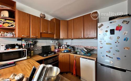 FURČA - DVORKINOVA 3 IZBOVÝ BYT PO REKONŠTRUKCII 69 M2,  PLASTOVÉ OKNÁ, ROLDOR, LODŽIA.