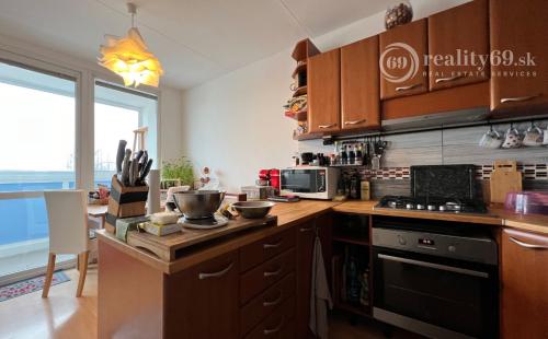FURČA - DVORKINOVA 3 IZBOVÝ BYT PO REKONŠTRUKCII 69 M2,  PLASTOVÉ OKNÁ, ROLDOR, LODŽIA.