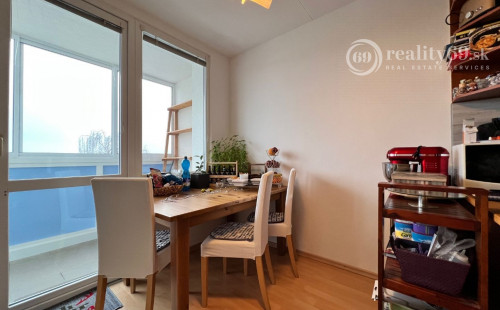 FURČA - DVORKINOVA 3 IZBOVÝ BYT PO REKONŠTRUKCII 69 M2,  PLASTOVÉ OKNÁ, ROLDOR, LODŽIA.