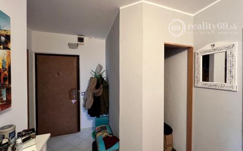 FURČA - DVORKINOVA 3 IZBOVÝ BYT PO REKONŠTRUKCII 69 M2,  PLASTOVÉ OKNÁ, ROLDOR, LODŽIA.