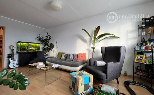 FURČA - DVORKINOVA 3 IZBOVÝ BYT PO REKONŠTRUKCII 69 M2,  PLASTOVÉ OKNÁ, ROLDOR, LODŽIA.