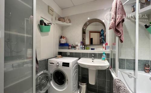 FURČA - DVORKINOVA 3 IZBOVÝ BYT PO REKONŠTRUKCII 69 M2,  PLASTOVÉ OKNÁ, ROLDOR, LODŽIA.