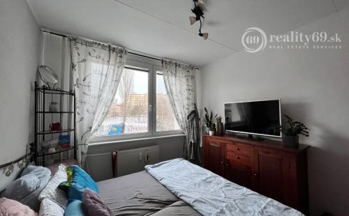 FURČA - DVORKINOVA 3 IZBOVÝ BYT PO REKONŠTRUKCII 69 M2,  PLASTOVÉ OKNÁ, ROLDOR, LODŽIA.