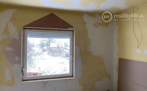 MAĎARSKO - SZENDRŐ - 2 IZBOVÝ ČIASTOČNE ZREKONŠTRUOVANÝ RODINNÝ DOM