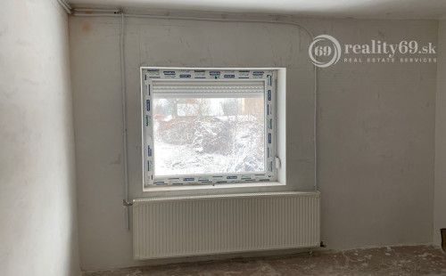 MAĎARSKO - SZENDRŐ - 2 IZBOVÝ ČIASTOČNE ZREKONŠTRUOVANÝ RODINNÝ DOM