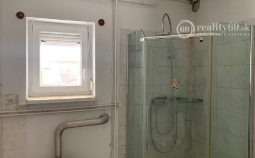 MAĎARSKO - SZENDRŐ - 2 IZBOVÝ ČIASTOČNE ZREKONŠTRUOVANÝ RODINNÝ DOM