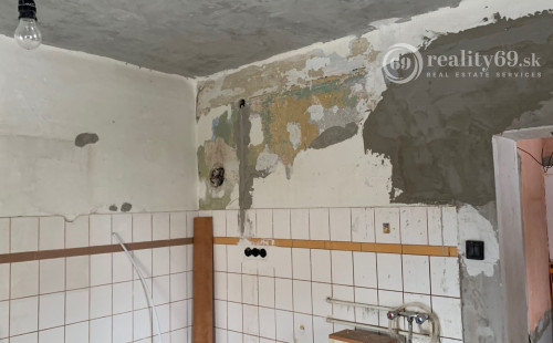 MAĎARSKO - SZENDRŐ - 2 IZBOVÝ ČIASTOČNE ZREKONŠTRUOVANÝ RODINNÝ DOM