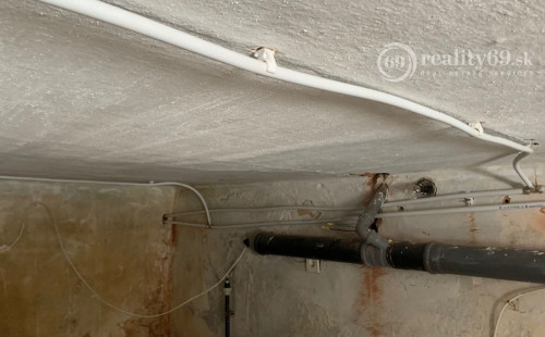 MAĎARSKO - SZENDRŐ - 2 IZBOVÝ ČIASTOČNE ZREKONŠTRUOVANÝ RODINNÝ DOM