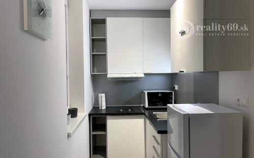 CENTRUM MESTA - VOĽNÝ MODERNÝ 2 IZBOVÝ BYT KOMPLETNE ZARIADENÝ.