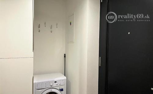 CENTRUM MESTA - VOĽNÝ MODERNÝ 2 IZBOVÝ BYT KOMPLETNE ZARIADENÝ.