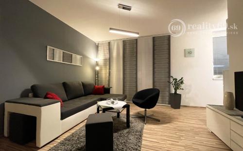 CENTRUM MESTA - VOĽNÝ MODERNÝ 2 IZBOVÝ BYT KOMPLETNE ZARIADENÝ.