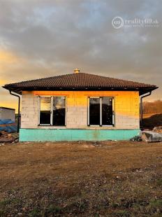 REZERVOVANÝ - RUSKOV - HOLODOM 138 M2 - 4 IZBY, KUCHYŇA, KÚPEĽŇA, WC.