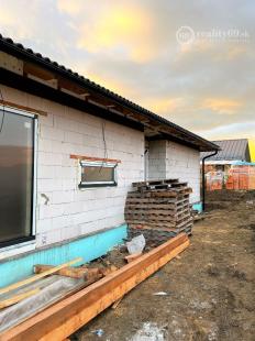 REZERVOVANÝ - RUSKOV - HOLODOM 138 M2 - 4 IZBY, KUCHYŇA, KÚPEĽŇA, WC.