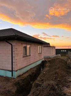 REZERVOVANÝ - RUSKOV - HOLODOM 138 M2 - 4 IZBY, KUCHYŇA, KÚPEĽŇA, WC.