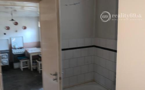 MAĎARSKO - TORNASZENTANDRÁS 3 IZBOVÝ RD SO SAMOSTATNOU GARÁŽOU.