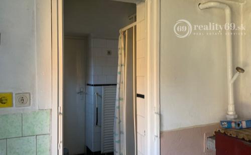 MAĎARSKO - TORNASZENTANDRÁS 3 IZBOVÝ RD SO SAMOSTATNOU GARÁŽOU.