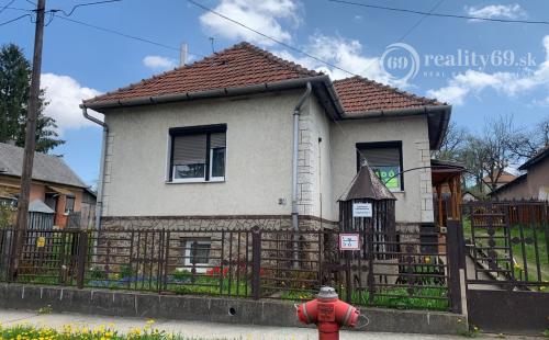 MAĎARSKO - FELSOTELEKES 3 IZBOVÝ RODINNÝ DOM S TERASOU A GARÁŽOU.