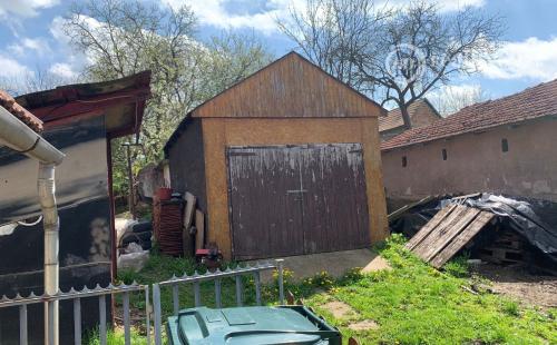 MAĎARSKO - FELSOTELEKES 3 IZBOVÝ RODINNÝ DOM S TERASOU A GARÁŽOU.