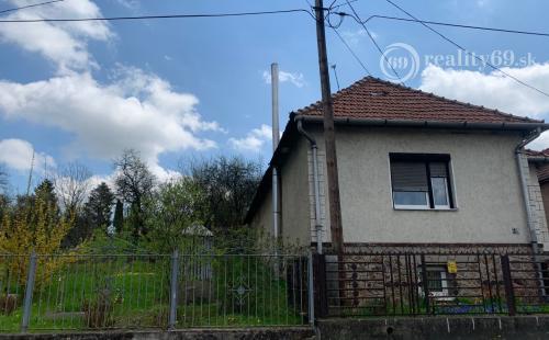 MAĎARSKO - FELSOTELEKES 3 IZBOVÝ RODINNÝ DOM S TERASOU A GARÁŽOU.