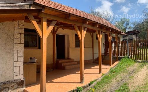 MAĎARSKO - FELSOTELEKES 3 IZBOVÝ RODINNÝ DOM S TERASOU A GARÁŽOU.