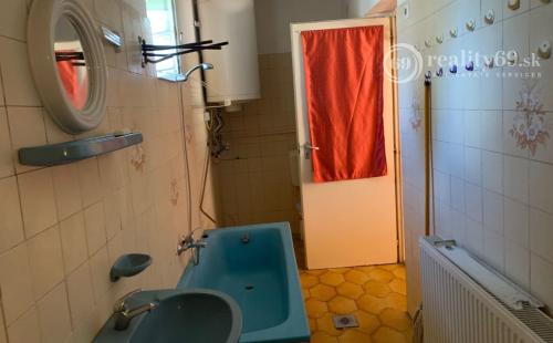 MAĎARSKO - FELSOTELEKES 3 IZBOVÝ RODINNÝ DOM S TERASOU A GARÁŽOU.