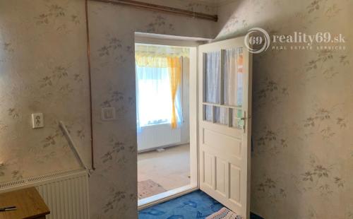 MAĎARSKO - FELSOTELEKES 3 IZBOVÝ RODINNÝ DOM S TERASOU A GARÁŽOU.