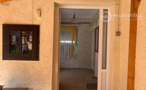 MAĎARSKO - FELSOTELEKES 3 IZBOVÝ RODINNÝ DOM S TERASOU A GARÁŽOU.