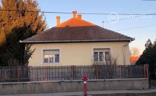 MAĎARSKO - SZENDRO - PEKNÝ 3 IZBOVÝ ZATEPLENÝ RODINNÝ DOM.