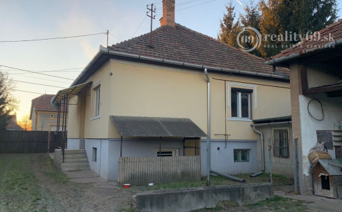 MAĎARSKO - SZENDRO - PEKNÝ 3 IZBOVÝ ZATEPLENÝ RODINNÝ DOM.