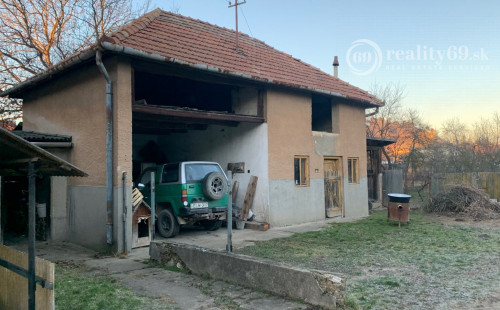 MAĎARSKO - SZENDRO - PEKNÝ 3 IZBOVÝ ZATEPLENÝ RODINNÝ DOM.