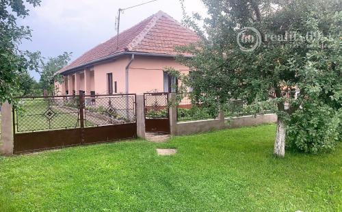 MAĎARSKO -  INÁNCS PEKNÝ 3 IZBOVÝ DOM V PEKNEJ OBCI, UPRAVENÝ POZEMOK.