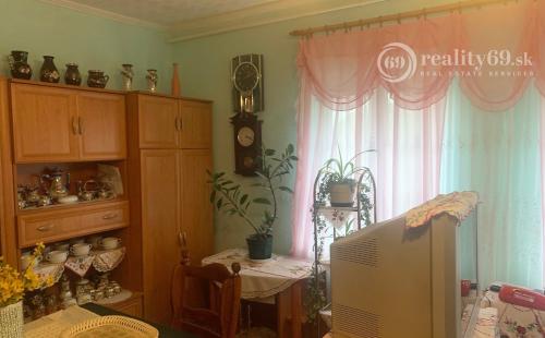 MAĎARSKO -  INÁNCS PEKNÝ 3 IZBOVÝ DOM V PEKNEJ OBCI, UPRAVENÝ POZEMOK.