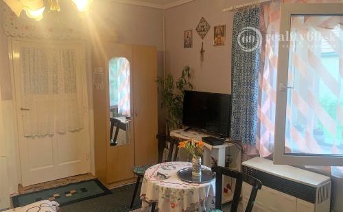 MAĎARSKO -  INÁNCS PEKNÝ 3 IZBOVÝ DOM V PEKNEJ OBCI, UPRAVENÝ POZEMOK.