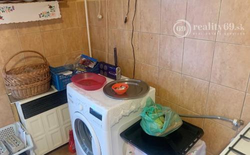 MAĎARSKO -  INÁNCS PEKNÝ 3 IZBOVÝ DOM V PEKNEJ OBCI, UPRAVENÝ POZEMOK.