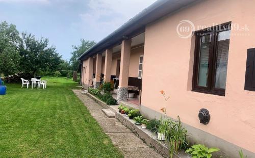 MAĎARSKO -  INÁNCS PEKNÝ 3 IZBOVÝ DOM V PEKNEJ OBCI, UPRAVENÝ POZEMOK.