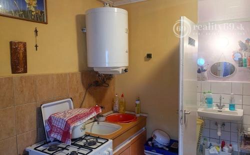 MAĎARSKO -  INÁNCS PEKNÝ 3 IZBOVÝ DOM V PEKNEJ OBCI, UPRAVENÝ POZEMOK.