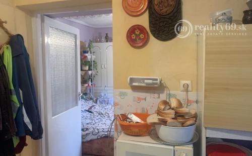 MAĎARSKO -  INÁNCS PEKNÝ 3 IZBOVÝ DOM V PEKNEJ OBCI, UPRAVENÝ POZEMOK.