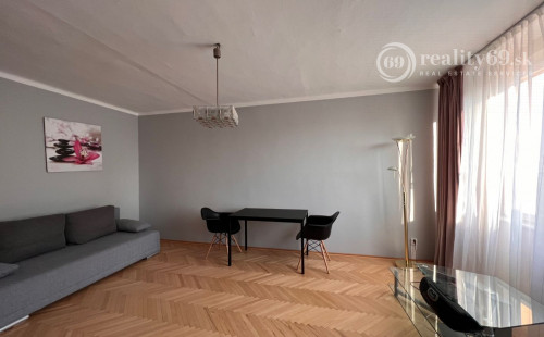 SEVER - BOZENY NEMCOVEJ 1 IZBOVÝ BYT 36 M2 PO REKONŠTRUKCII, BALKÓN, PLASTOVÉ OKNÁ, ZATEPLENÝ OBYTNÝ DOM.