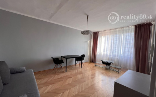 SEVER - BOZENY NEMCOVEJ 1 IZBOVÝ BYT 36 M2 PO REKONŠTRUKCII, BALKÓN, PLASTOVÉ OKNÁ, ZATEPLENÝ OBYTNÝ DOM.