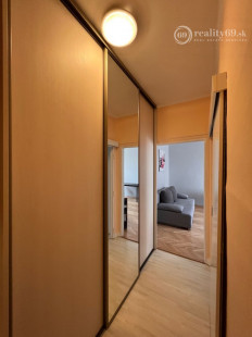 SEVER - BOZENY NEMCOVEJ 1 IZBOVÝ BYT 36 M2 PO REKONŠTRUKCII, BALKÓN, PLASTOVÉ OKNÁ, ZATEPLENÝ OBYTNÝ DOM.