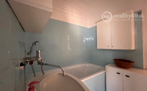 SEVER - BOZENY NEMCOVEJ 1 IZBOVÝ BYT 36 M2 PO REKONŠTRUKCII, BALKÓN, PLASTOVÉ OKNÁ, ZATEPLENÝ OBYTNÝ DOM.