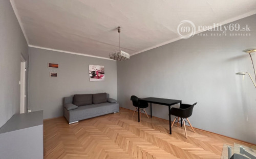 SEVER - BOZENY NEMCOVEJ 1 IZBOVÝ BYT 36 M2 PO REKONŠTRUKCII, BALKÓN, PLASTOVÉ OKNÁ, ZATEPLENÝ OBYTNÝ DOM.